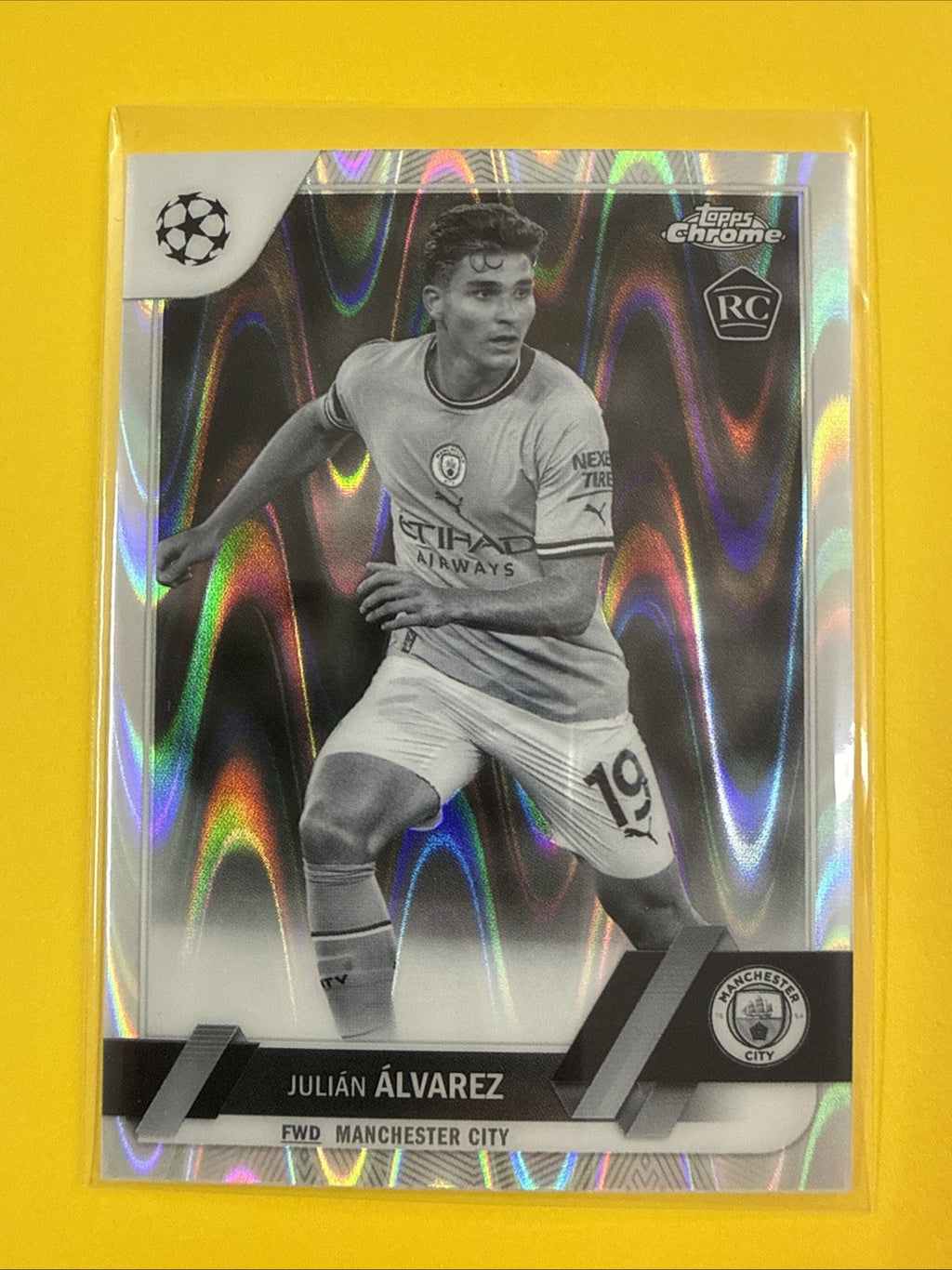 Julian Alvarez 2022/23 Topps Chrome Manchester City Raywave Rookie Soccer Card - front