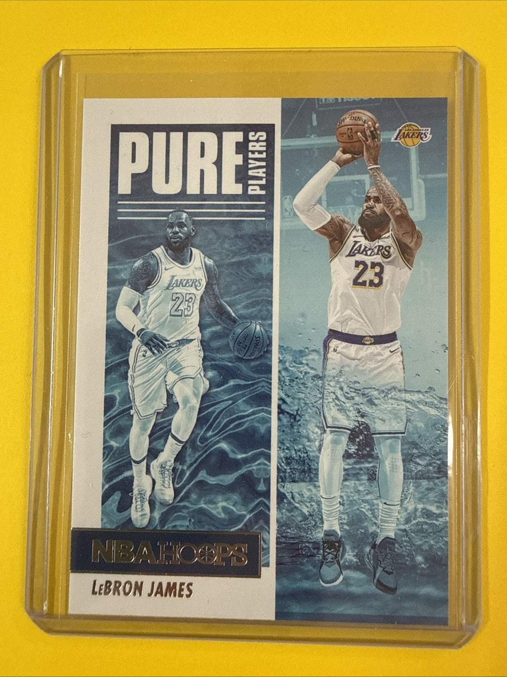 LeBron James 2021/22 NBA Hoops Card - front